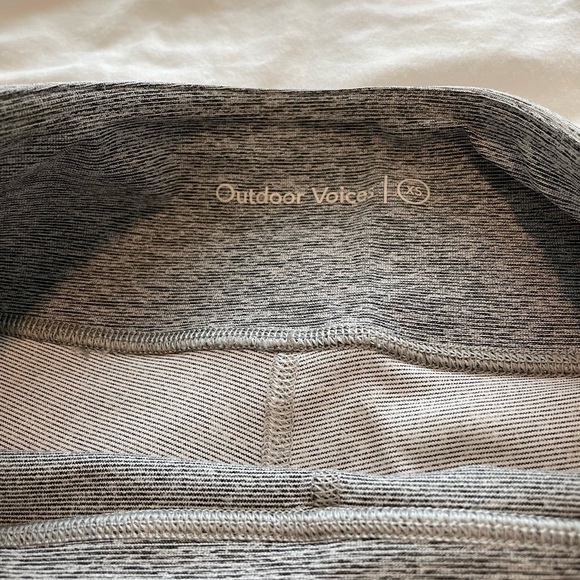 Outdoor Voices Two-Toned Warm Up Leggings in Dove and Ash - Picture 4 of 8